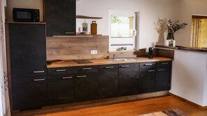 Réfrigérateur, four à micro-ondes, surface de cuisson, lave-vaisselle