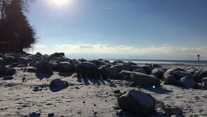 A rocky beach with large boulders and a clear sky. - Apartment 'Maisonette Am See' with Lake View, Wi-Fi and Air Conditioning (Nonnenhorn)