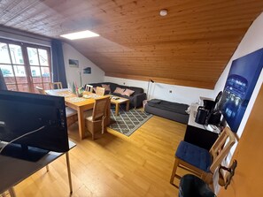 TV - Apartment "Village Idyll" with Balcony and Wi-Fi Amidst Jesenwang's Scenic Countryside (Jesenwang)