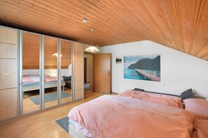 2 bedrooms, free WiFi, bed sheets - Apartment "Village Idyll" with Balcony and Wi-Fi Amidst Jesenwang's Scenic Countryside (Jesenwang)