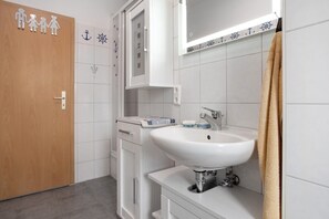 Dusj, hårføner og håndklær