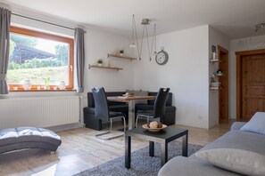 TV - Cozy Log Cabin in the Harz with Private Terrace & Garden (Bad Sachsa)