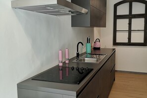 Frigorifero, microonde, forno, piano cottura