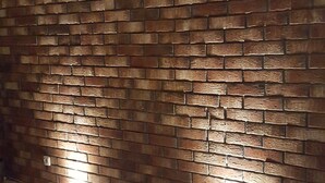 A brick wall with a clock displaying the time. - Holiday Home 'Beautiful View' in the Harz with Mountain View, Private Terrace and Wi-Fi (Walkenried)
