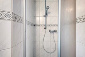 Shower, hair dryer, towels - Room 'Doppelzimmer 1' with Shared Terrace, Balcony and Wi-Fi (Lenzkirch)