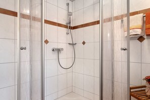 Douche, sèche-cheveux, serviettes fournies