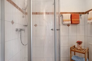 Douche, séchoir à cheveux, serviettes fournies