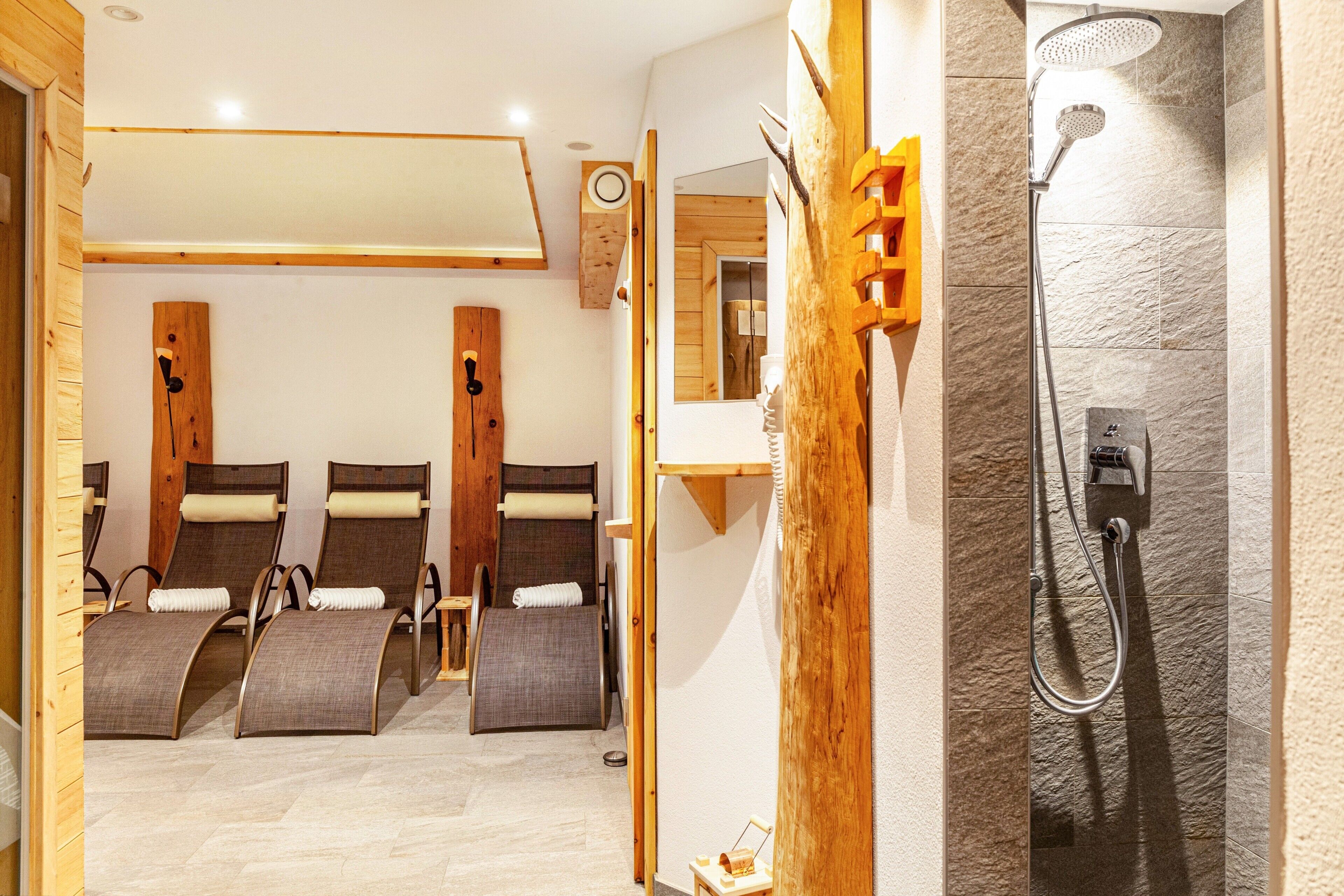 Een douche, een haardroger, handdoeken