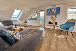 TV, fireplace, ping pong, stereo - Apartment 'Schwalbennest' with Mountain View, Private Garden and Wi-Fi (Eisenbach (Hochschwarzwald))