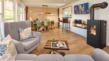 Fernseher, Kamin, Tischtennisplatte, Stereoanlage