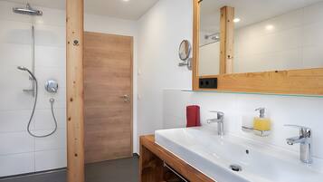 Een douche, een haardroger, handdoeken