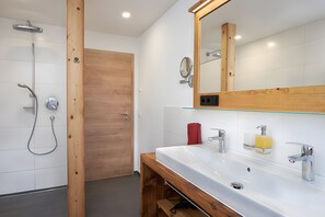 Shower, hair dryer, towels - Wendelhof Holiday Apartment Talblick (Eisenbach (Hochschwarzwald))