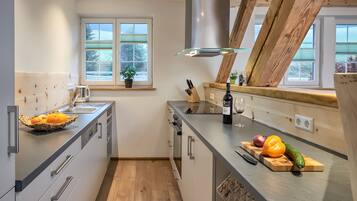 Fridge, oven, stovetop, dishwasher