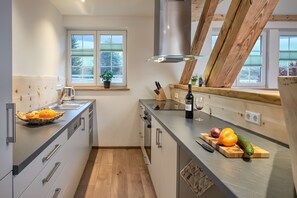 Jääkaappi, uuni, liesi, astianpesukone