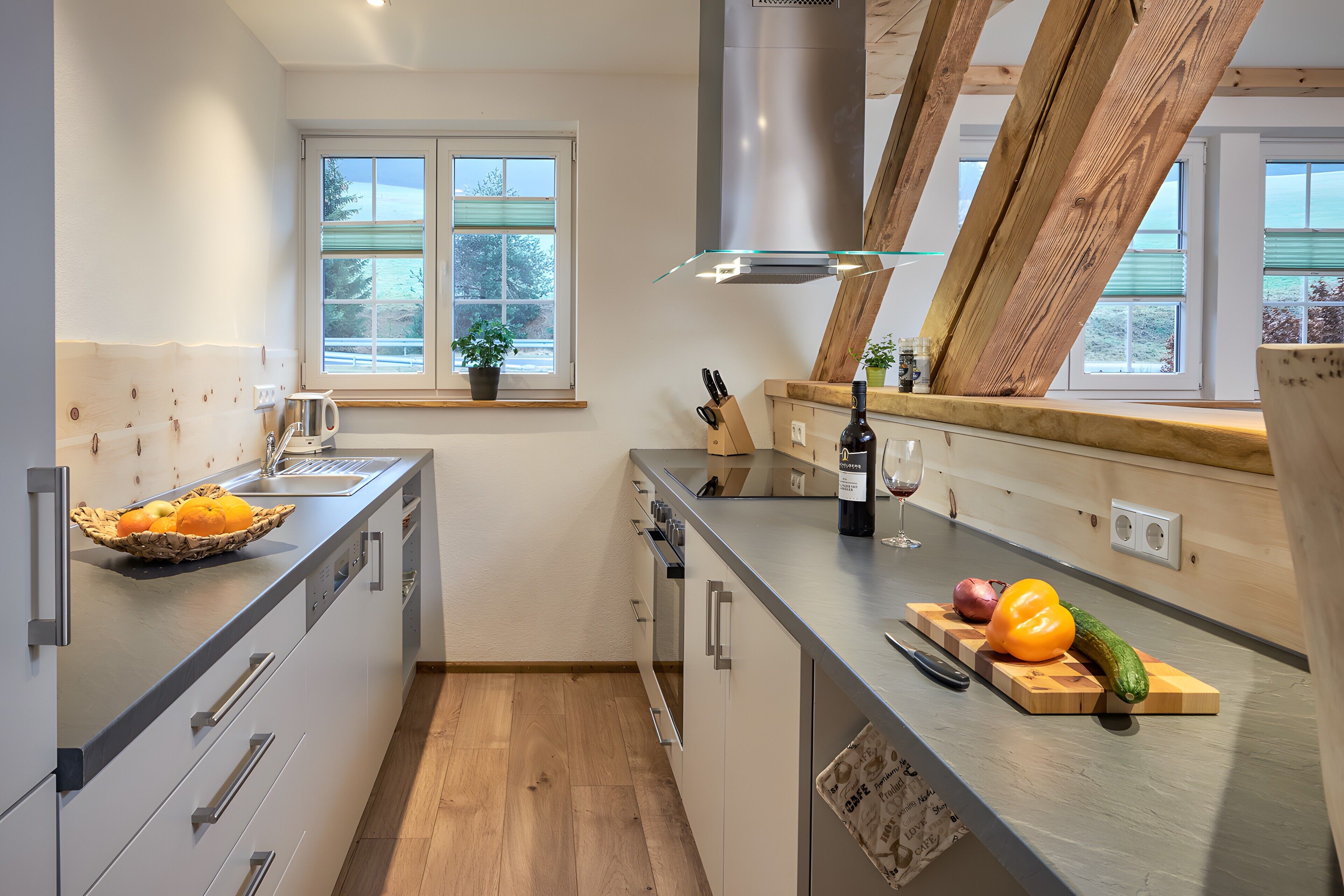 Een koelkast, een oven, een kookplaat, een vaatwasser