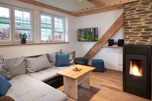 Tv, eldstad, ett bordtennisbord och en stereo