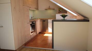 Een koelkast, een magnetron, een oven, een kookplaat