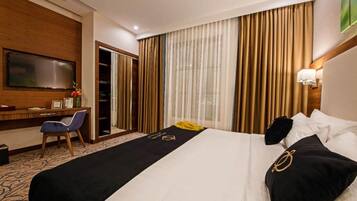 1 bedroom, desk, bed sheets