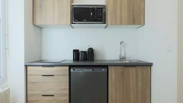Réfrigérateur, micro-ondes, plaque de cuisson, cafetiÚre/bouilloire