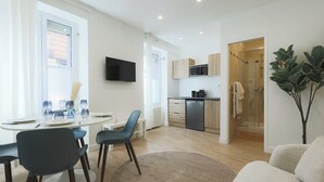A modern apartment with a dining area, kitchen, and living space. - Flat 1BDR/2P Roland Garros/Parc des (Boulogne-Billancourt)