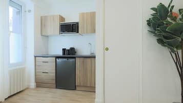 Réfrigérateur, micro-ondes, plaque de cuisson, cafetiÚre/bouilloire