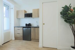 Réfrigérateur, micro-ondes, plaque de cuisson, cafetière/bouilloire