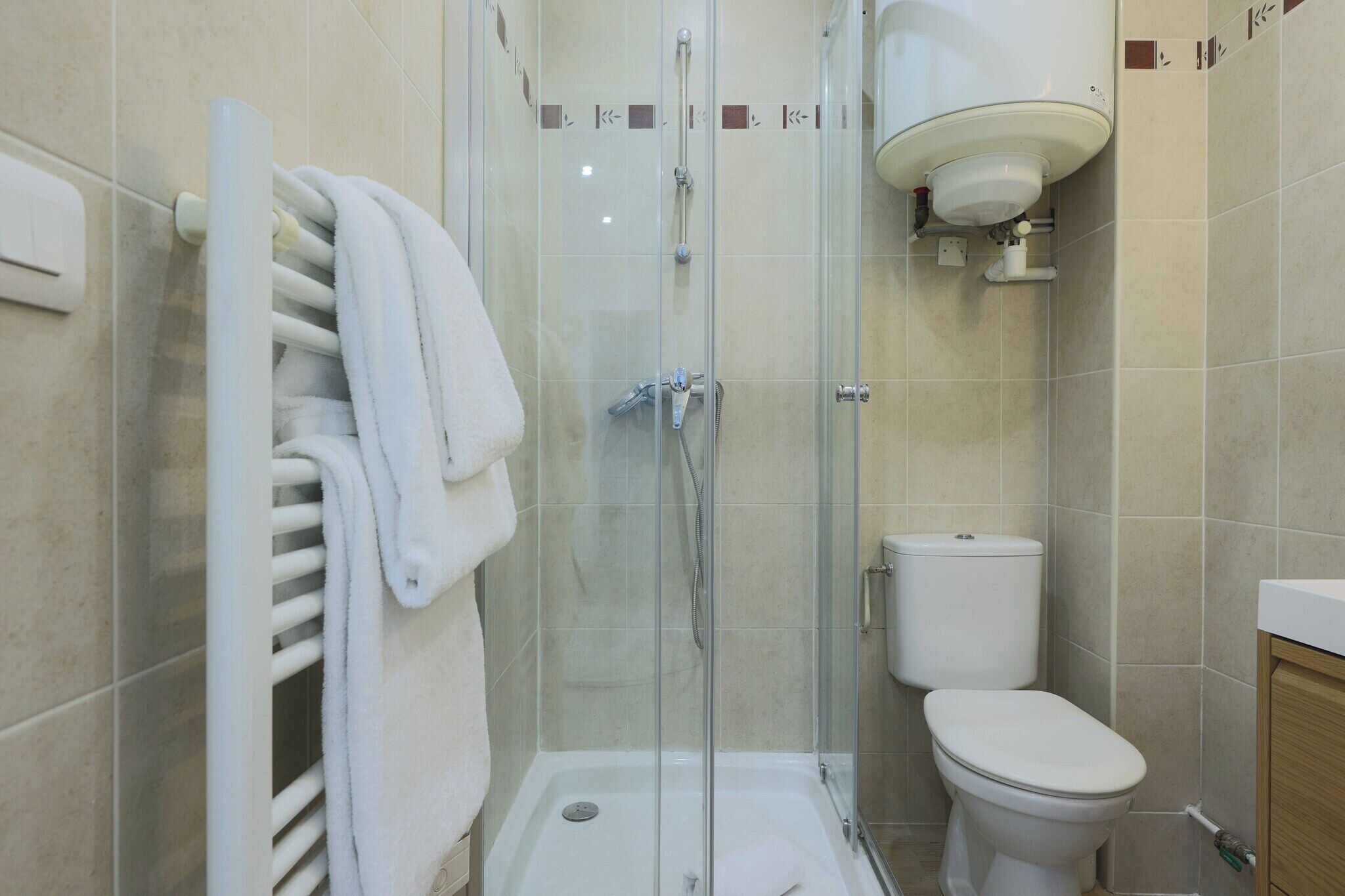 Douche, sèche-cheveux, serviettes fournies