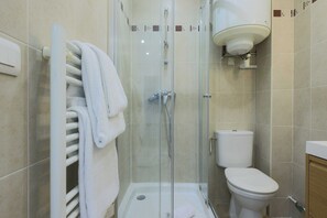 Douche, sèche-cheveux, serviettes fournies