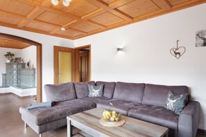 TV, fireplace, ping pong, stereo