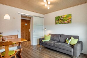 Télévision, table de tennis de table, chaîne hi-fi