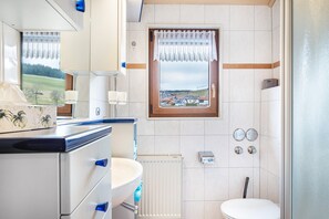 Shower, hair dryer, towels - Holiday Apartment 'Schöne Aussicht, 60sqm' with Shared Garden, Balcony and Wi-Fi (Titisee-Neustadt)