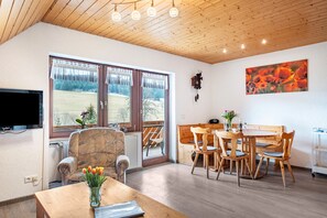 TV, ping pong, stereo - Apartment 'Schöne Aussicht, 60qm' with Shared Garden, Balcony and Wi-Fi (Titisee-Neustadt)