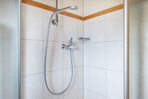 Chuveiro, secador de cabelo, toalhas de banho 