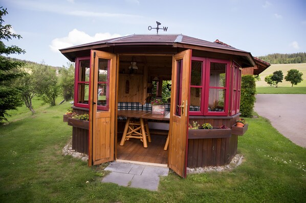 Outdoor dining - Apartment 'Schöne Aussicht, 60qm' with Shared Garden, Balcony and Wi-Fi (Titisee-Neustadt)