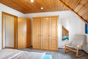 2 bedrooms, free WiFi, bed sheets - Apartment 'Schöne Aussicht, 60qm' with Shared Garden, Balcony and Wi-Fi (Titisee-Neustadt)