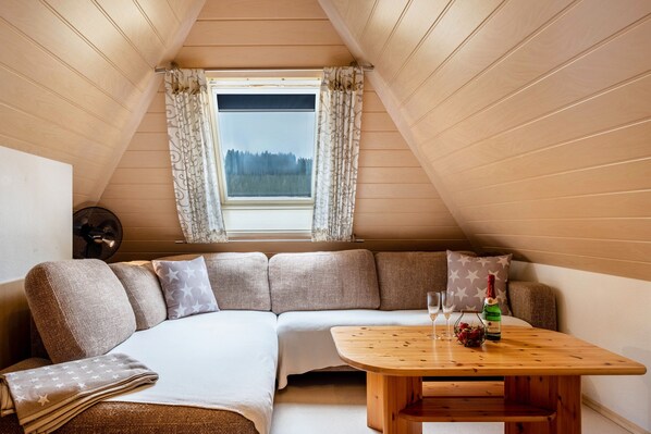 Fernseher, Tischtennisplatte, Stereoanlage