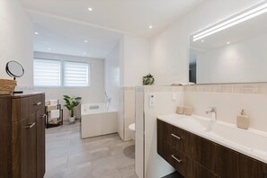 Shower, hair dryer, towels - Apartment 'Waldzauber' with Balcony and Wi-Fi (Lennestadt)