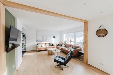TV. Apartment 'Waldzauber' with Balcony and Wi-Fi