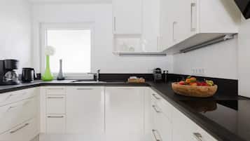 Jääkaappi, mikroaaltouuni, uuni, liesi