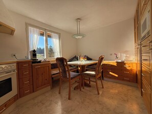 Kylskåp, mikrovågsugn, ugn och spishäll