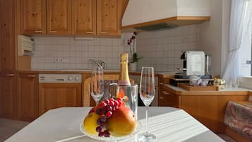 冷蔵庫、電子レンジ、オーブン、コンロ