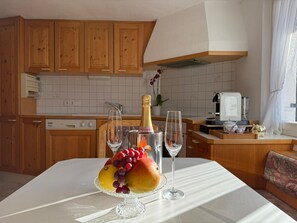 Fridge, microwave, oven, stovetop - Apartment 'Central Home with Balcony' with Private Garden, Balcony and Wi-Fi (Krumbach)
