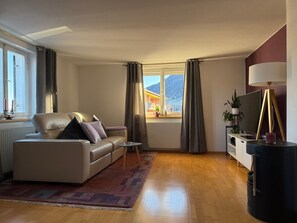 TV - Apartment 'Central Home with Balcony' with Private Garden, Balcony and Wi-Fi (Krumbach)