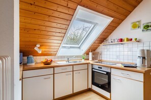 Frigorifero, forno, piano cottura, macchina per tè/caffè