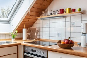 Réfrigérateur, un four, surface de cuisson, cafetière-théière