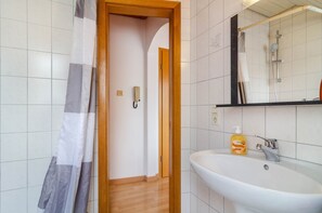 Douche, séchoir à cheveux, serviettes fournies