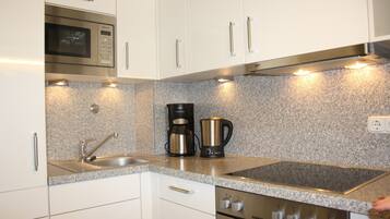 Fridge, microwave, stovetop, dishwasher