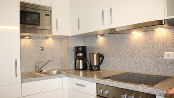 Kühlschrank, Mikrowelle, Herdplatte, Geschirrspüler