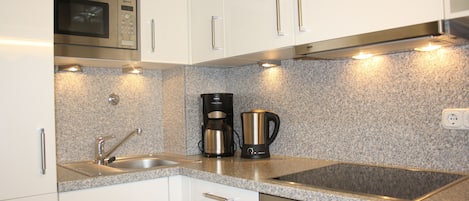 Fridge, microwave, stovetop, dishwasher