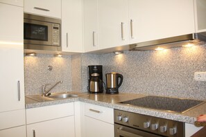 Kjøleskap, mikrobølgeovn, kokeplater og oppvaskmaskin